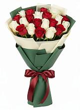 Букет Микс из красных и белых роз в Суворове