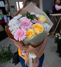 Букет цветов из:  Герберы, Розы и Хризантемы в Суворове