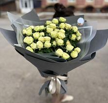 Букет Белые кустовые розы Солинеро в Суворове