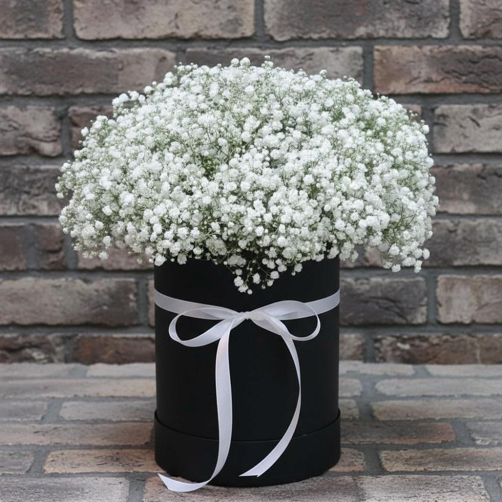 Цветочная композиция из Гипсофила в шляпной коробке в Суворове