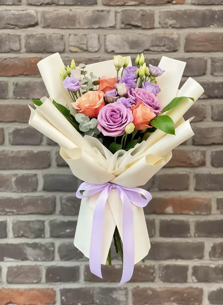 Букет цветов из: Лизиантусы и Розы в Суворове