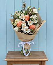 Букет цветов из:  Альстромерии, Лизиантусы, Розы и Хризантемы в Суворове