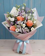 Букет цветов из:  Лизиантусы, Розы, Альстромерии и Гипсофила в Суворове