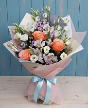 Букет цветов из:  Лизиантусы, Розы, Альстромерии и Гипсофила в Суворове
