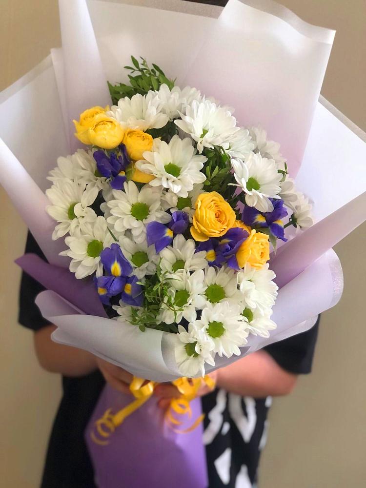 Букет цветов из: Ирисы, Хризантемы и Розы в Суворове