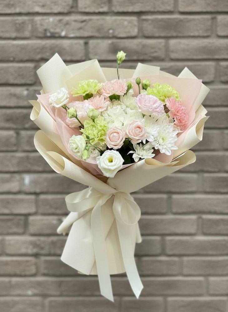 Букет цветов из: Гвоздики, Розы, Лизиантусы и Хризантемы в Суворове