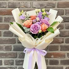 Букет цветов из:  Лизиантусы и Розы в Суворове