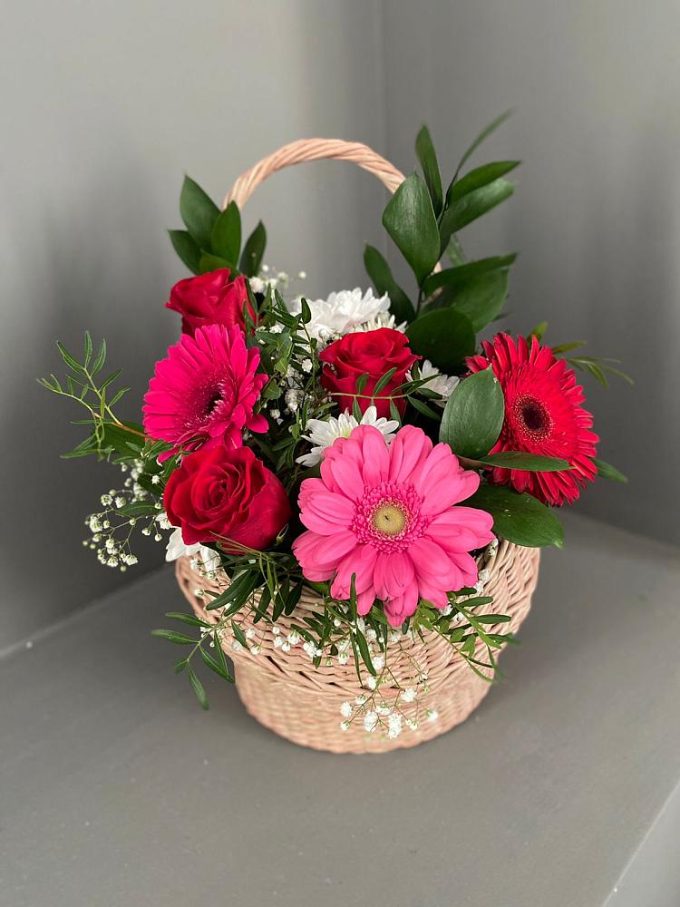 Цветочная композиция из Розы, Хризантемы и Герберы в корзине в Суворове