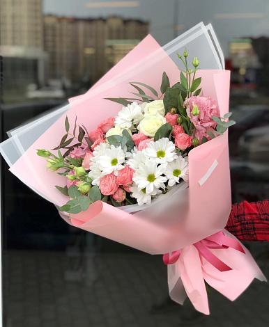 Букет цветов из: Розы, Лизиантусы и Хризантемы в Суворове