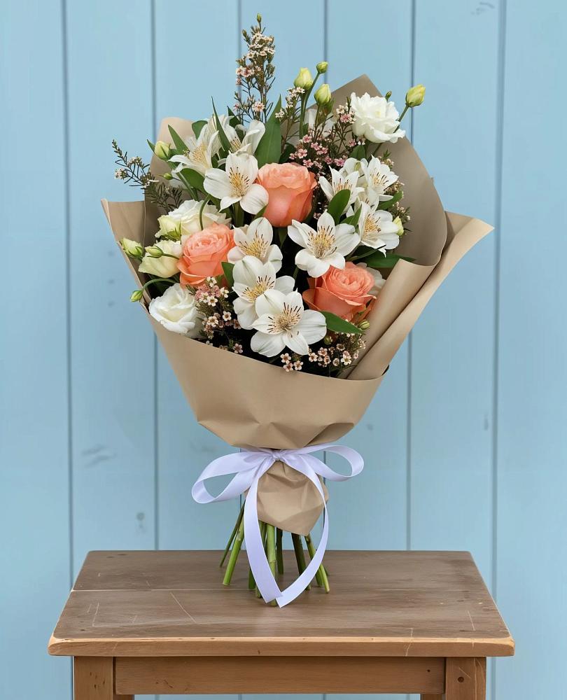 Букет цветов из: Альстромерии, Лизиантусы, Розы и Хризантемы в Суворове